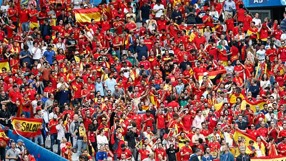 Los aficionados españoles animan a la Selección durante un encuentro de la pasada Eurocopa