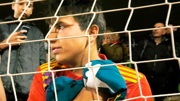 Ángel, el joven aficionado de la Selección con la sudadera regalada por Sergio Ramos