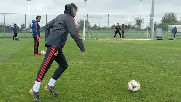 Óscar Aranda remantando a puerta