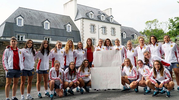 La Selección española Sub-20 femenina posa frente a su hotel de concentración