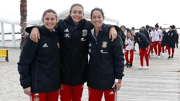 Las jugadoras de la Selección pasean por Alicante