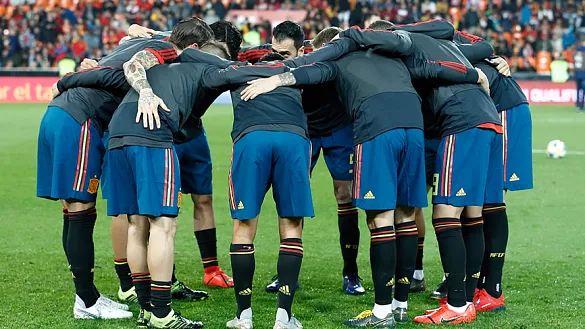 Los jugadores de la Selección se conjuuran antes del choque frente a Noruega