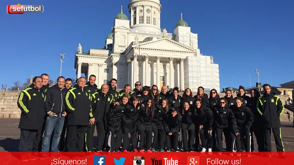 La Selección Españoa Femenina posa frente a la Catedral de Helsinki