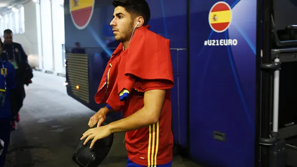 Marco Asensio baja del autobús de la Selección