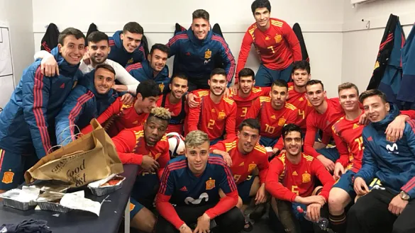 La selección española Sub-21 celebra su victoria en Irlanda del Norte