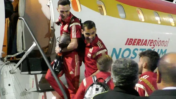 Los internacionales españoles Sub-21 embarcan en un avión de Iberia