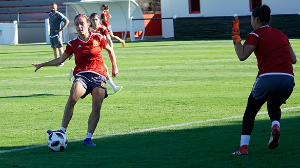 Aitana Bonmatí remata a puerta durante un entrenamiento de la Selección Sub-20 femenina