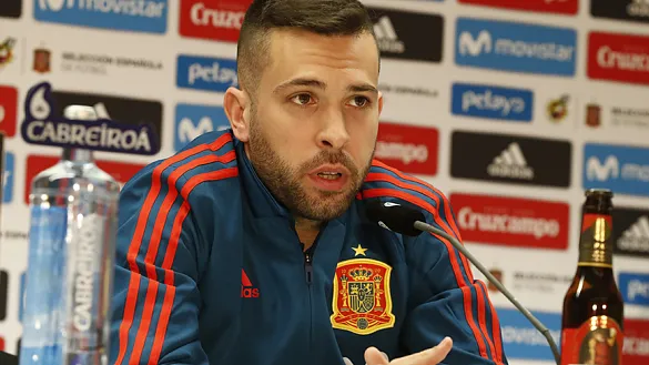 Jordi Alba atendió a los medios en la sala de prensa del Esprit Arena