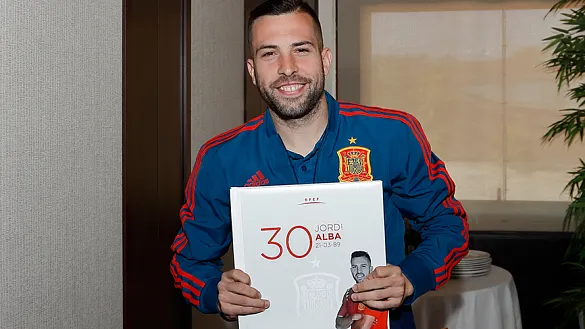 Jordi Alba posa con un álbum con sus recuerdos con la Selección
