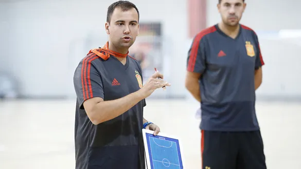 Albert Canillas dirigiendo un entrenamiento