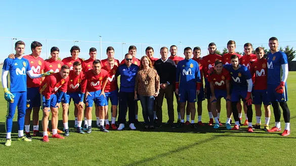 La Selección española Sub-21 posa junto a parte de la corporación municipal de San Pedro del Pinatar