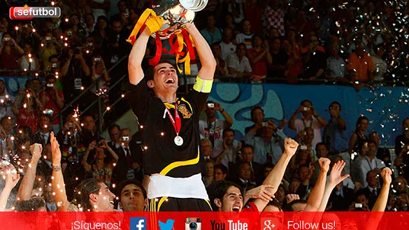 Iker Casillas levantando la Copa de Europa de Naciones 