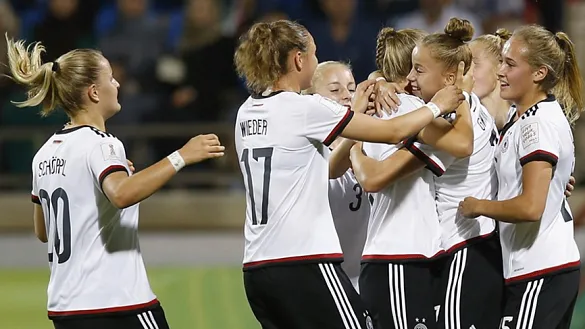 Las jugadoras de Alemania celebran uno de sus tantos ante Camerún