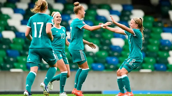La selección Sub-19 femenina de Alemania festeja un gol en Belfast