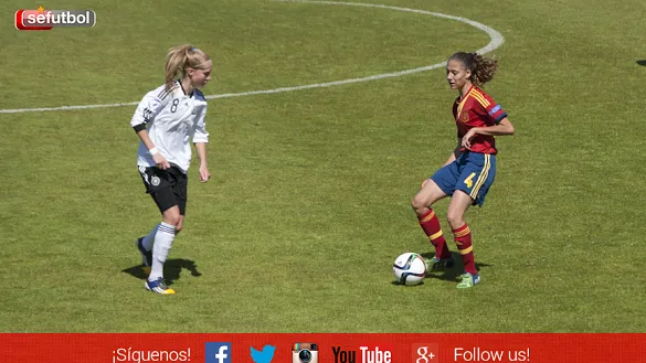 Laia Alexandri controla ante una rival alemana