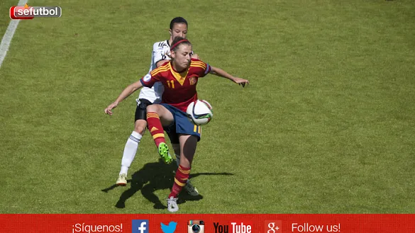 Carmen Menayo controla el balón con la oposición de una rival