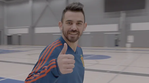 Álex indica  a la cámara el gesto de "All right"