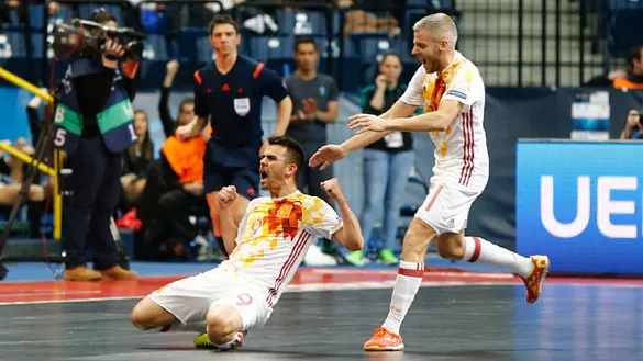 Álex y Miguelín celebran un gol en la pasada final de la EURO