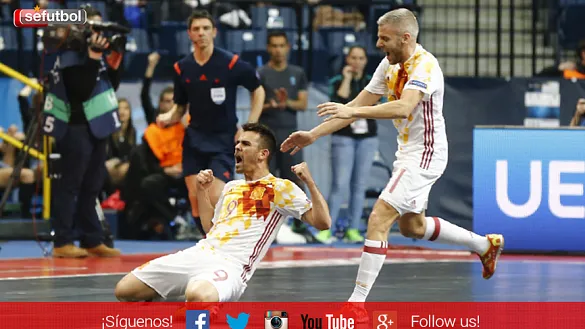 Alex celebrando el gol