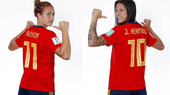  Jenni y Alexia se retan con las pizarras cruzadas de la Selección