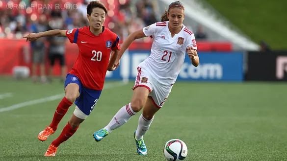 Alexia Putellas lucha un balón ante Corea