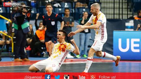Álex y Miguelín celebran un gol en la final ante Rusia