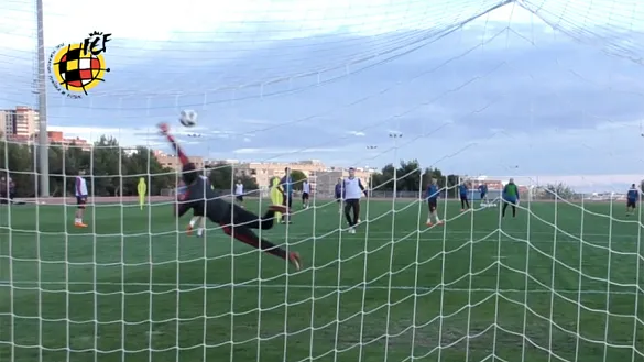 Estirada de Álvaro Fernández, portero de la Sub-19