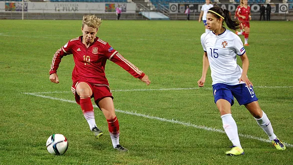 Amanda Sampedro en un lance del partido de España ante Portugal en Badajoz