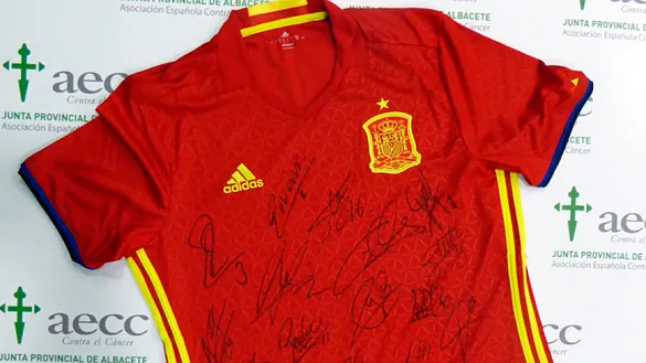 Camiseta firmada por los jugadores de la Selección en favor de la lucha contra el cáncer