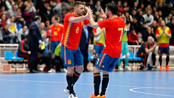 Andresito celebra un gol ante Finlandia