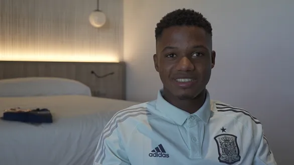 Ansu Fati en la habitación de la residencia de la Selección