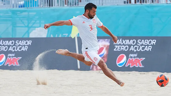 Antonio le pega a la pelota en el partido ante Portugal