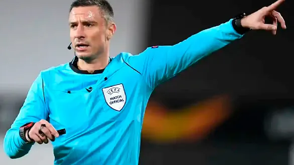 El colegiado esloveno Slavko Vinčić, durante un partido