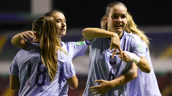 Ariadna celebra su gol
