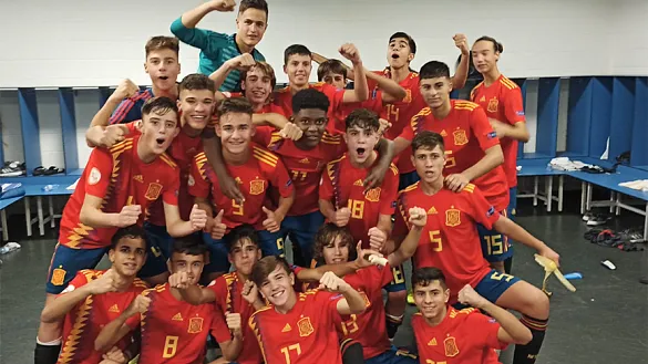 Selección española Sub-15 posando ante Finlandia