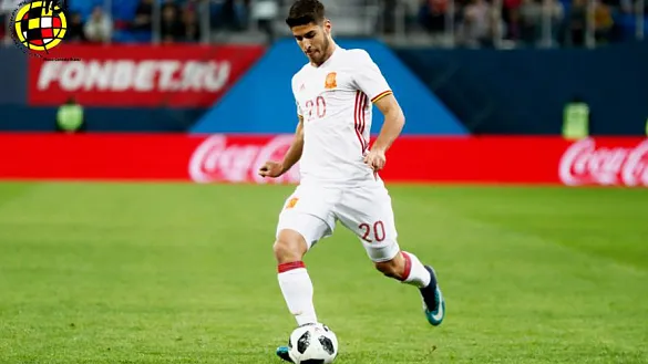 Marco Asensio avanza con la pelota en un partido de la selección española