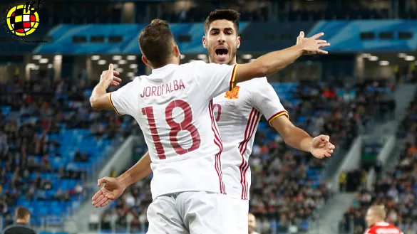 Jordi Alba y Marco Asensio celebran el gol del lateral