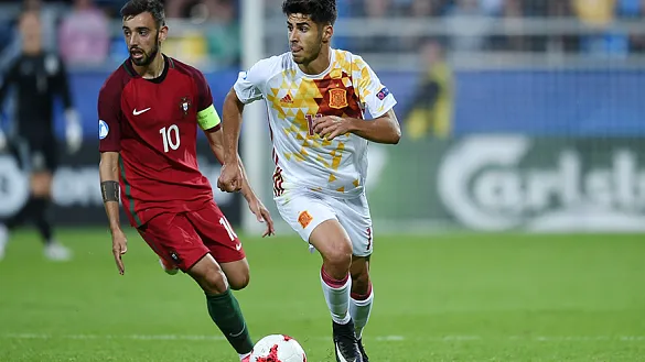 Marco Asensio conduce un balón ante la Selección de Portugal