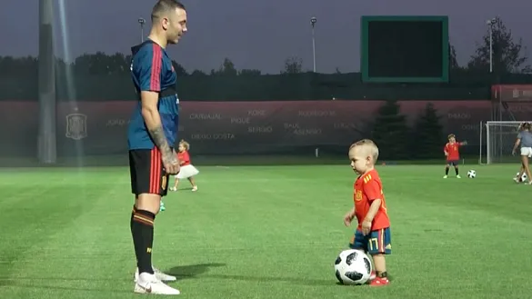 El goleador Iago Aspas disfruta con su hijo en Krasnodar 