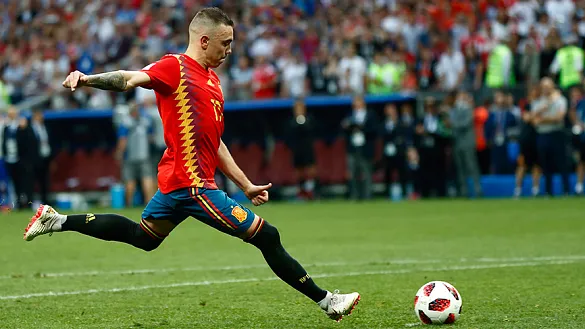 Iago Aspas rematando a puerta