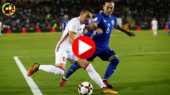 Aspas disputa un balón ante un central israelíC