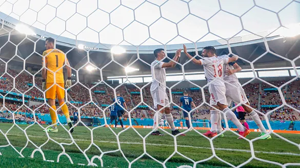 Los jugadores de España celebran uno de los goles a Eslovaquia