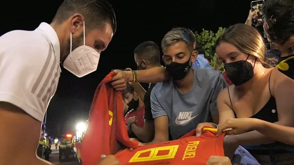 Los jugadores de la Selección española firman sus autógrafos a los aficionados