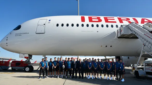 La Selección Española visita el A-350 de Iberia que lleva su nombre