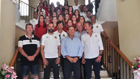 Selección española Sub-20 femenina en el Ayuntamiento de Tafalla