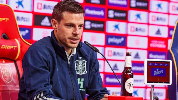 El jugador internacional César Azpilicueta durante la rueda de prensa de este lunes en la Ciudad del Fútbol