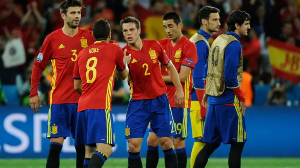 César Azpilicueta es saludado por sus compañeros al término de un encuentro de la Selección