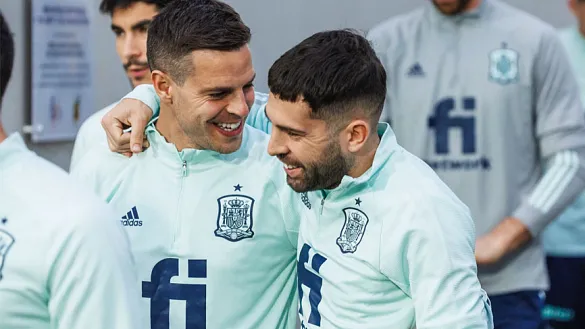 Azpilicueta y Jordi alba durante el primer entrenamiento del año para España