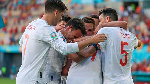 Los jugadores de España celebran un tanto frente a Eslovaquia