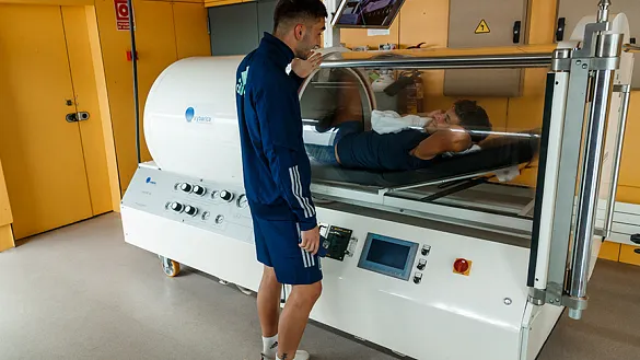 Ferran Torres visita a Marcos Llorente en el cámara hiperbárica